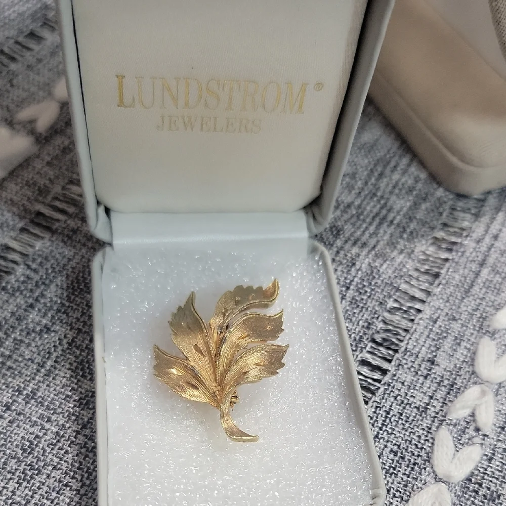 Vintage JJ JOnette Gold Leaf Brooch COTTAGECORE STYLE 2" - Picture 3 of 5